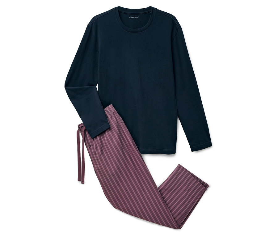 Lacivert uzun kollu pijama üstü ve mor çizgili pantolon beyaz bir zeminde duruyor.