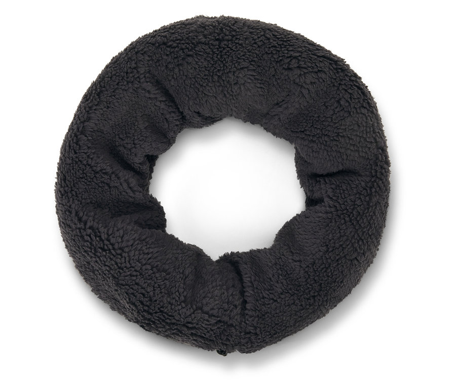 Siyah, dokulu, yuvarlak yastık.