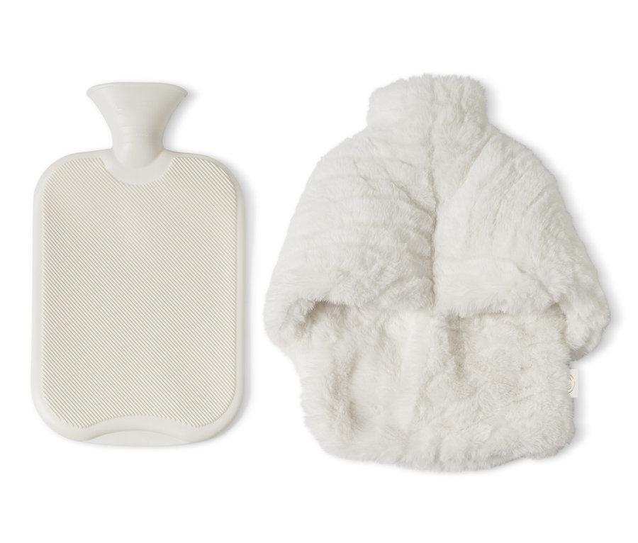 Beyaz bir ayak ısıtıcısı ve pelüş kılıflı bir ayak ısıtıcısı.