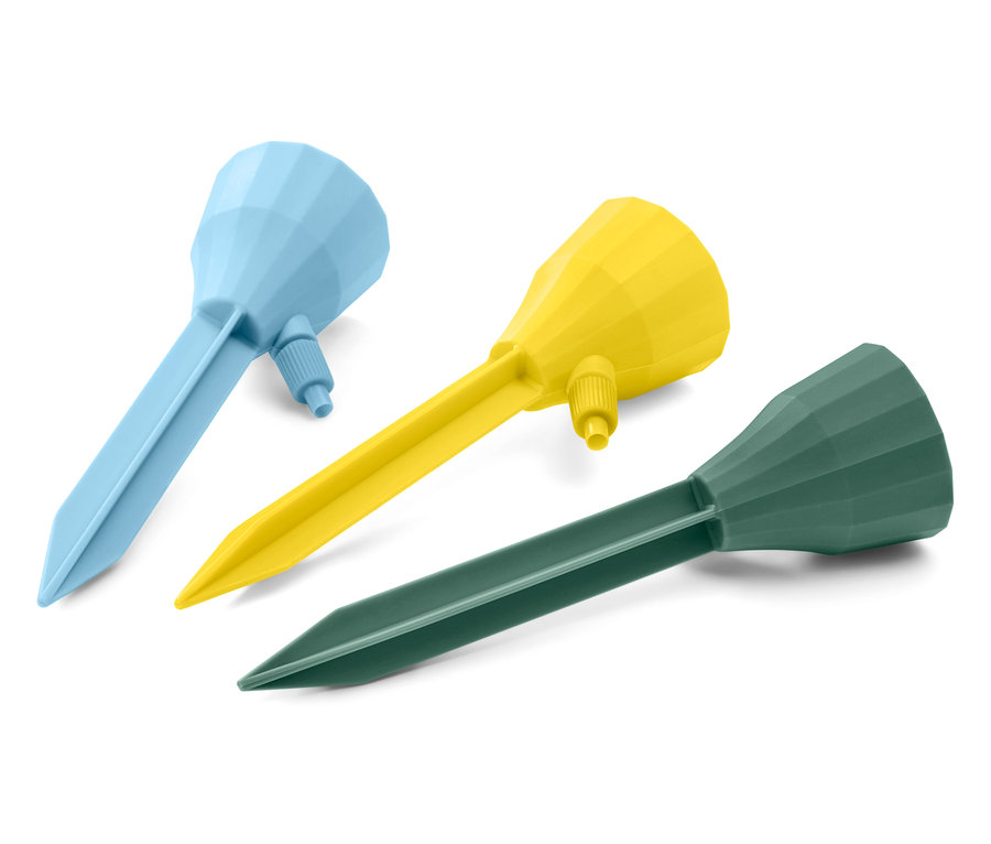 Mavi, sarı ve yeşil renkli üç adet otomatik sulama çubuğu beyaz bir zeminde duruyor.