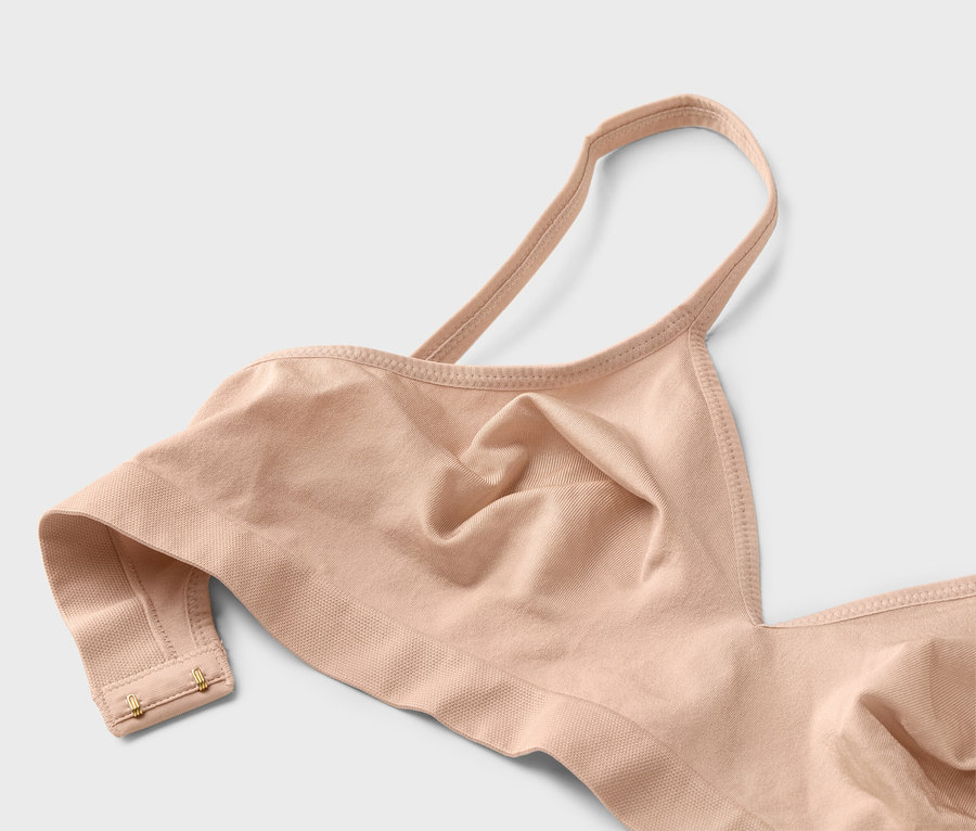 İnce askılı ve altın kancalı ten rengi bir sütyenin yakın çekimi.