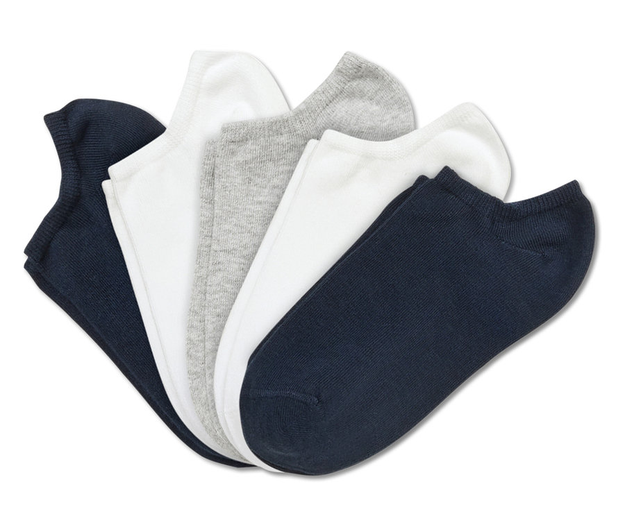 Lacivert, beyaz ve gri renklerde beş çift çorabın yakın çekimi.