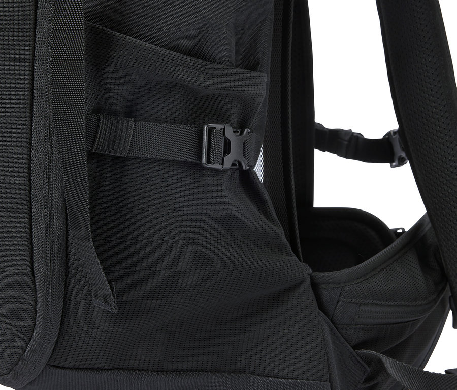 Yan cebi ve ayarlanabilir kayışı olan siyah bir sırt çantasının yakın çekimi.