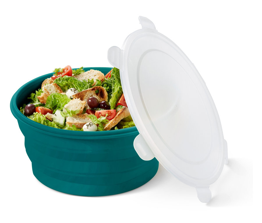 Turkuaz bir kasede, gevşek, beyaz kapaklı salata.