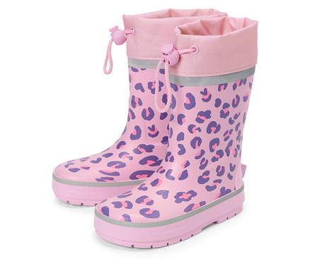 Yan yana duran, leopar desenli, pembe çocuk çizmesi.