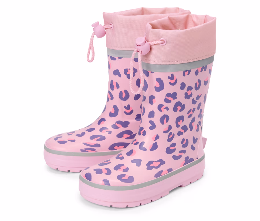 Yan yana duran, leopar desenli, pembe çocuk çizmesi.