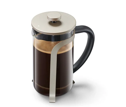 Beyaz bir arka plan üzerinde duran, 800 ml, 6 fincan kapasiteli, şampanya rengi bir French press.