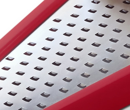 Kırmızı çerçeveli 2'si 1 arada parmesan rendesinin yakın çekimi.