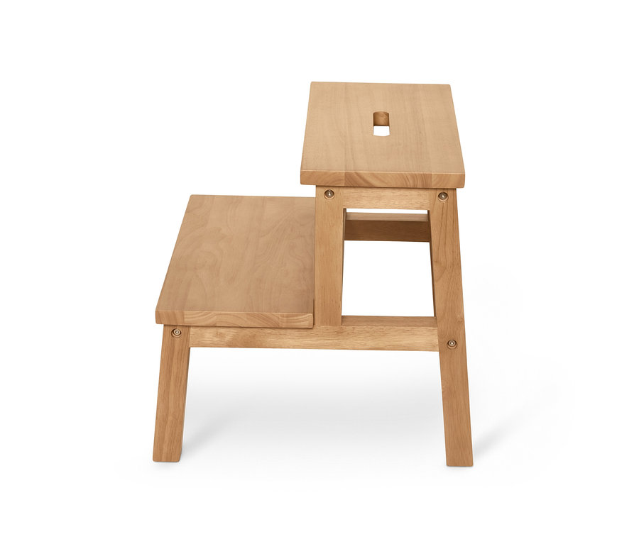 Kauçuk ağacından basamaklı tabure beyaz bir arka planda duruyor.