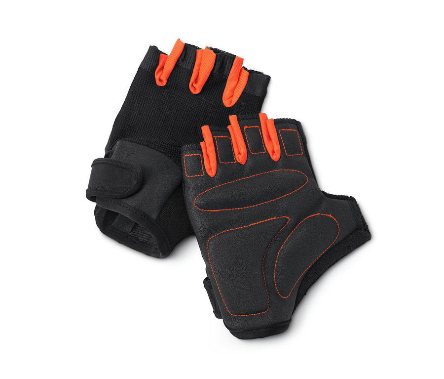 Beyaz bir arka plan üzerinde duran iki adet siyah ve turuncu fitness eldiveni.