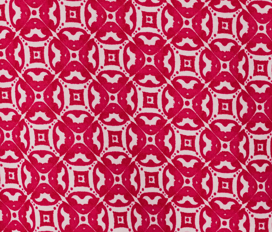 Kırmızı organik pamuklu baskılı bluzun yakın çekimi