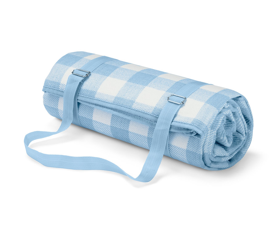 Açık mavi kayışları olan, rulo yapılmış, kareli, küçük bir piknik örtüsü.