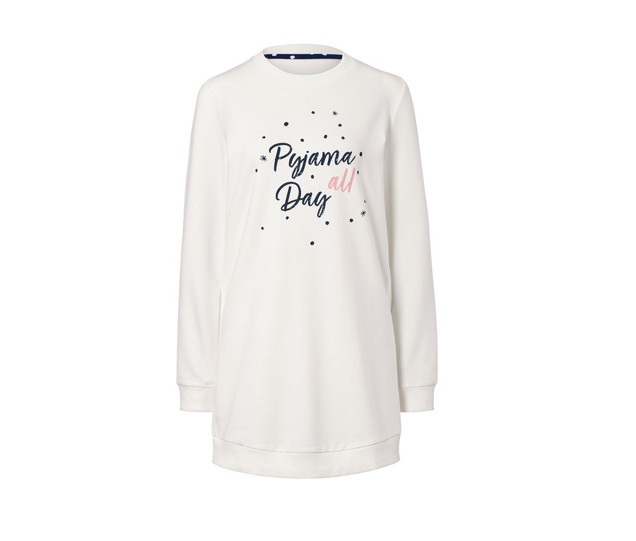 Beyaz renkli, Taytlı Pijama Takımı üstü, üzerinde Pyjama all Day yazısı bulunuyor.