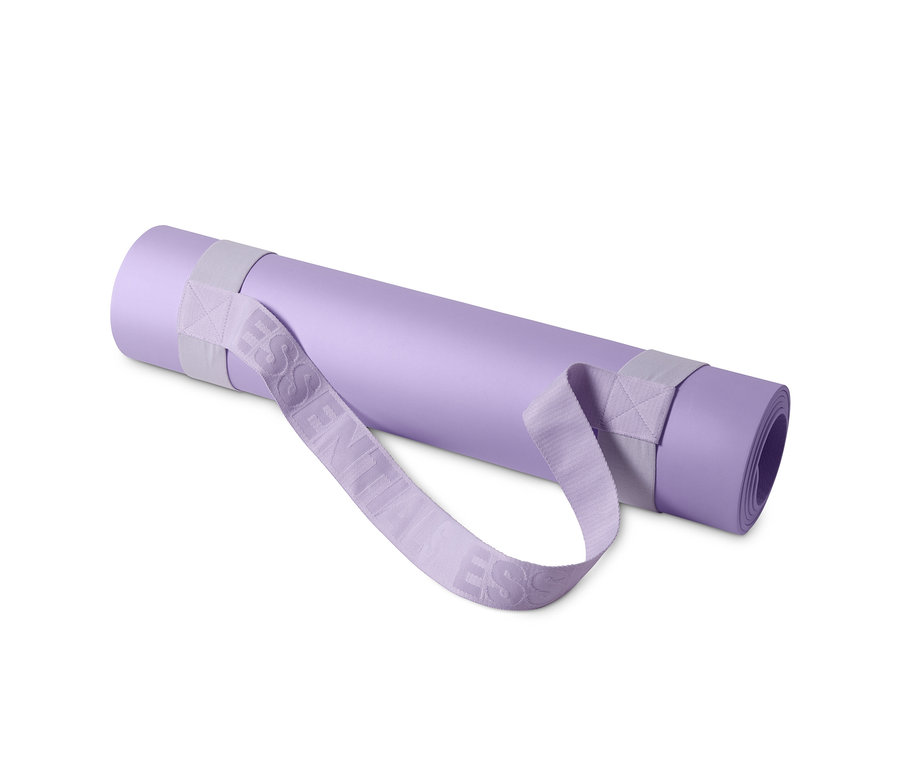 Kayışları olan açık mor renkli, rulo halinde yoga ve fitness matı.