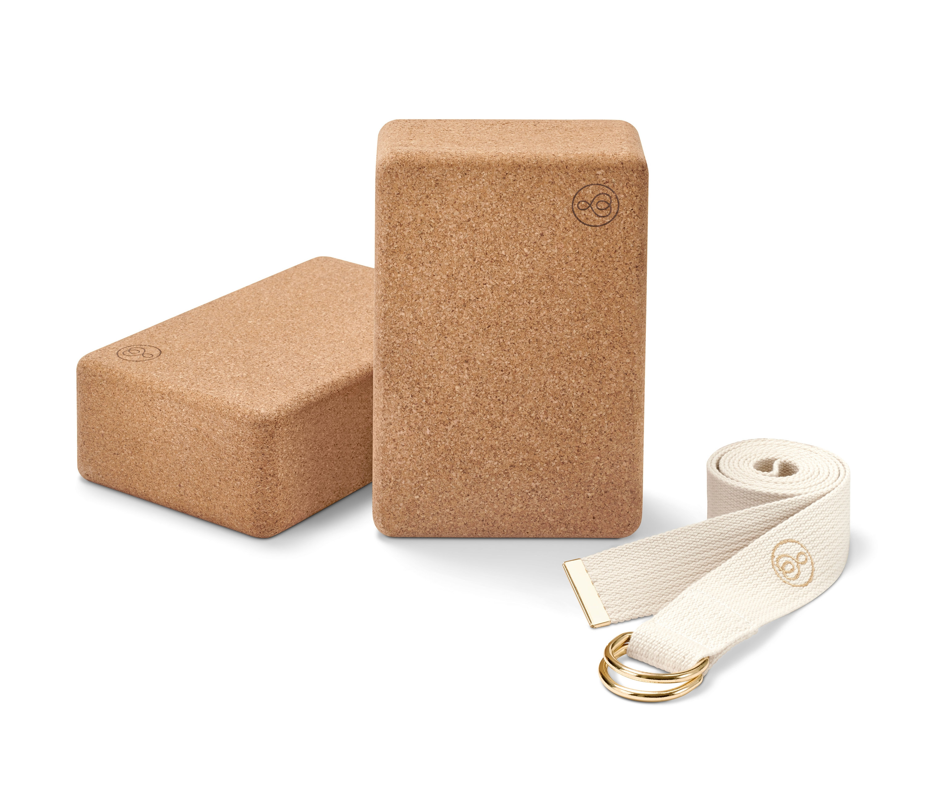 3'lü Mantar Yoga Setinden iki mantar blok ve sarılı bir yoga kemeri.