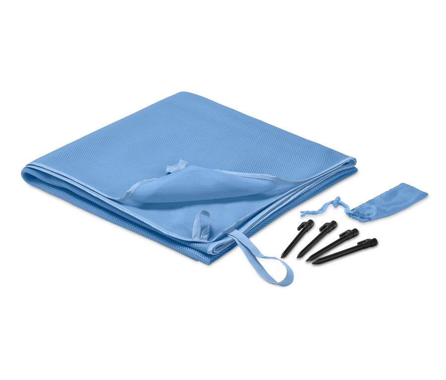 Kazıklar ve çantasıyla birlikte katlanmış açık mavi renkli kum tutmayan plaj örtüsü.