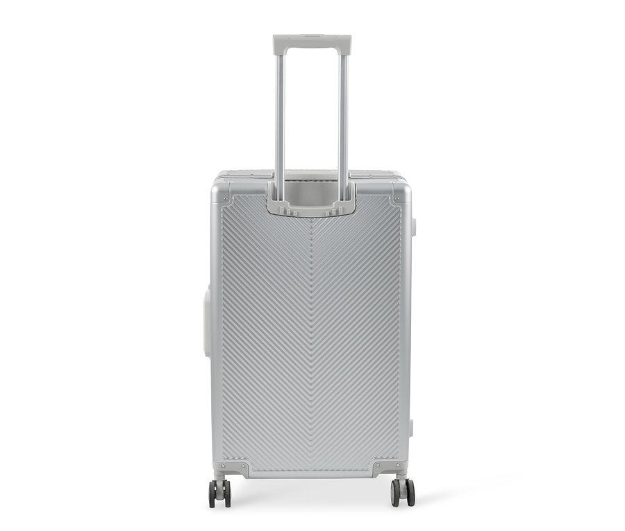 Çekme saplı büyük alüminyum bavulun arka görünümü.