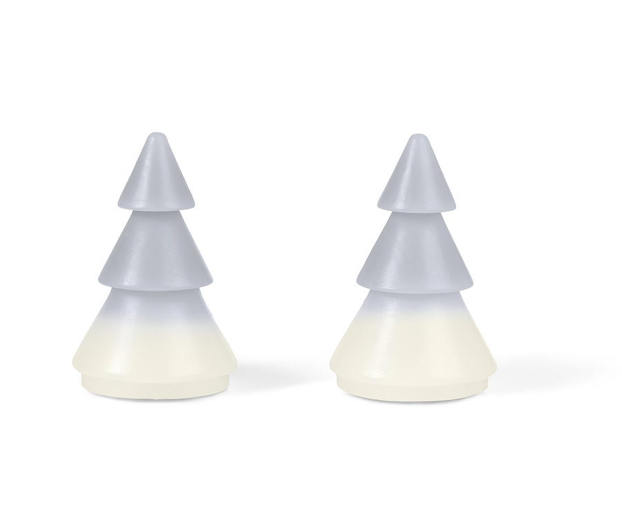 Beyaz bir arka planda duran 2 adet LED'li gerçek mum çam ağacı.