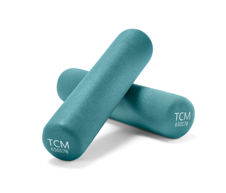 İki turkuaz dambıl çapraz şekilde üst üste duruyor.