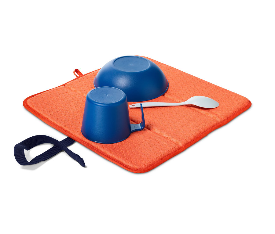 Turuncu katlanabilir bulaşık kurutma matının üzerinde mavi kase, bardak ve kaşık.