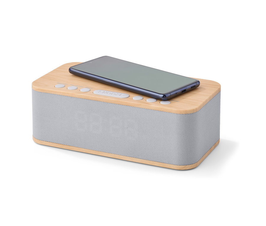 Cep telefonu, kablosuz şarj ve Bluetooth® özellikli çalar saatin üzerinde duruyor.