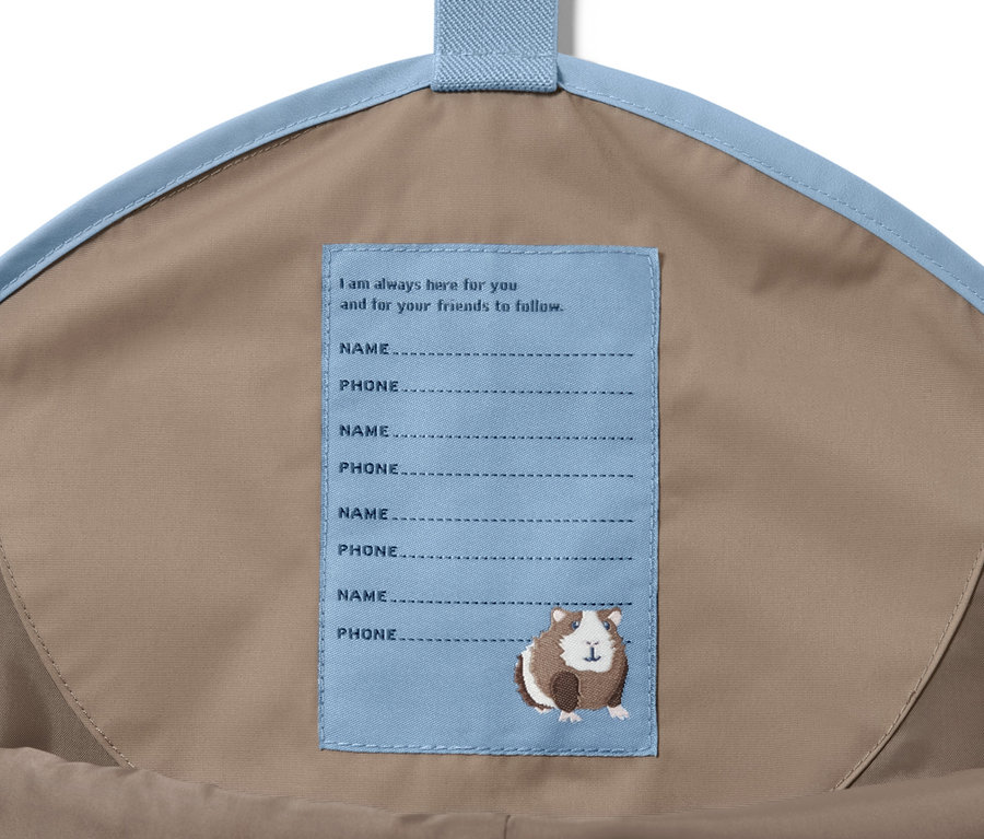 Kahverengi Küçük Çocuk Yağmur Pantolonlu ve talimatlar içeren etiketli bir çantanın içi. 