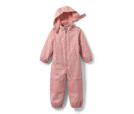Beyaz damlaları olan pembe küçük çocuk softshell tulum.