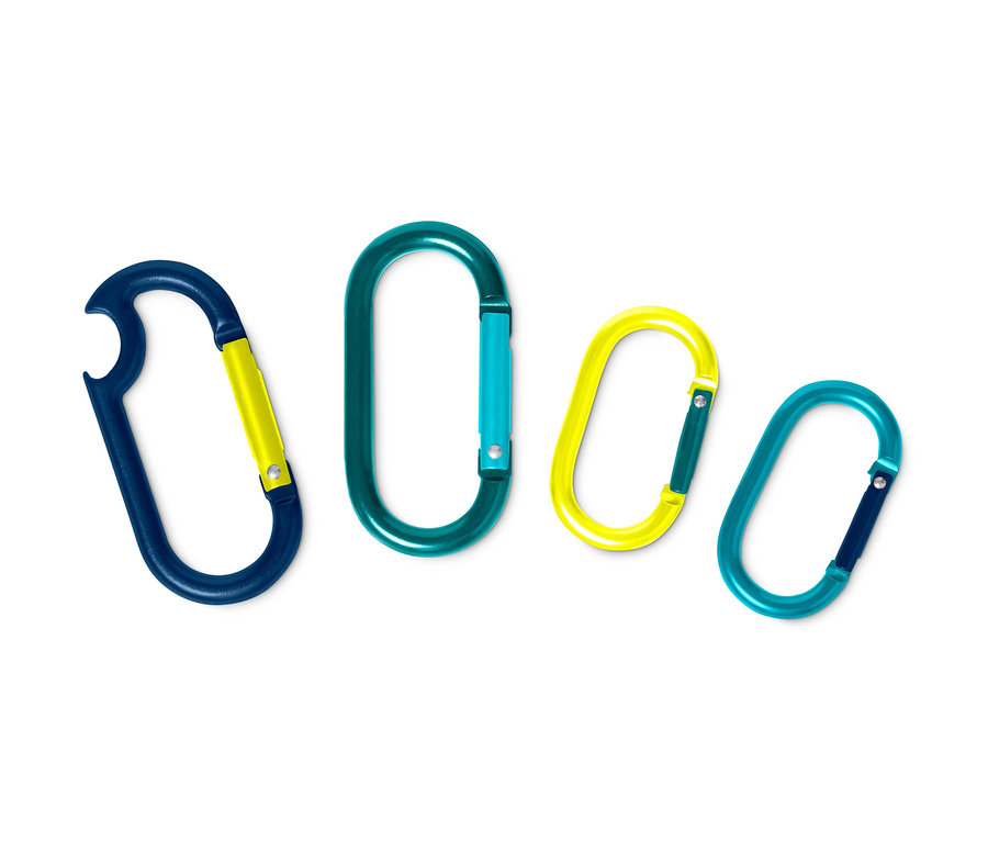 Farklı renklerde dört adet karabina beyaz bir arka plan üzerinde duruyor.