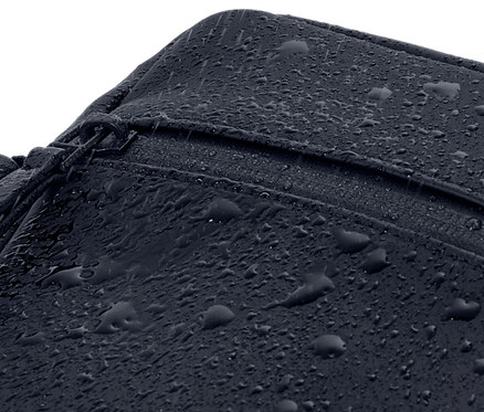 Yüzeyinde su damlaları olan mavi bir yağmur çantasının yakın çekimi