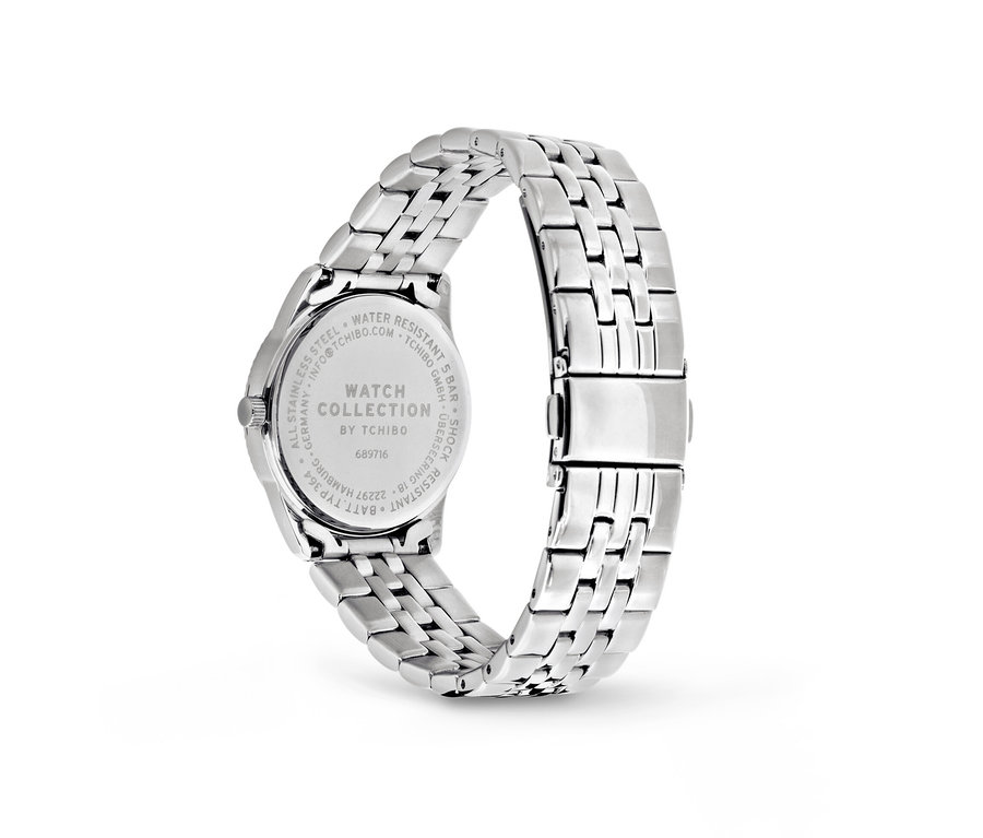 Gümüş rengi, tarihli paslanmaz çelik kol saatinin yakın çekim görüntüsü..