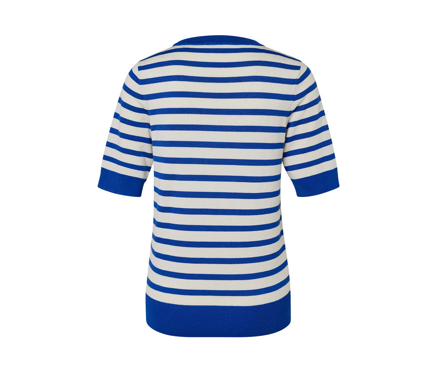 Çizgili, kısa kollu ince örgü kazak.