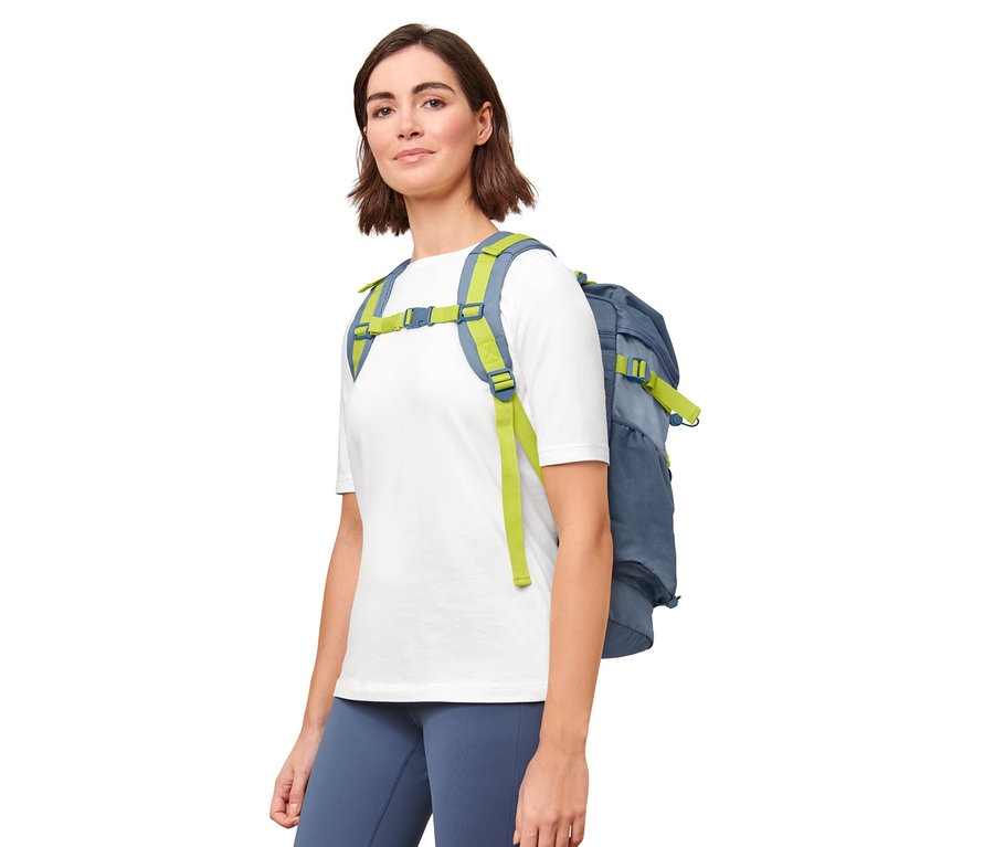 Sırtında Outdoor Sırt Çantası olan bir kadın