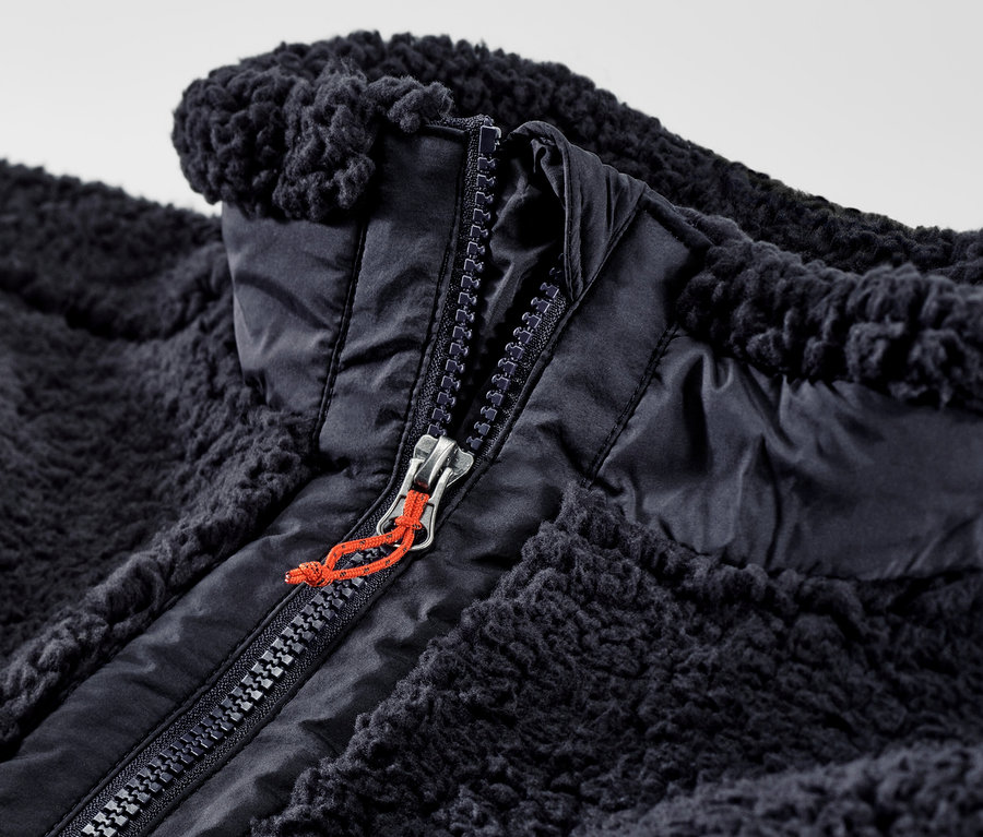 Fermuarlı, açık teddy yeleğin yakın çekimi.