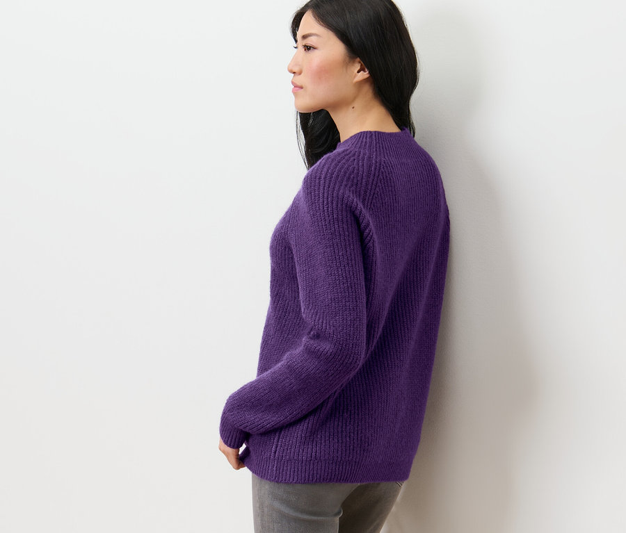 Koyu saçlı bir kadının Mor Yarım Boğazlı Kalın Örgülü Kazağı ile yandan görünümü.