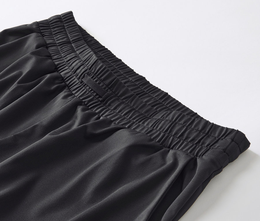 Siyah eşofman altının yakın çekim görüntüsü.