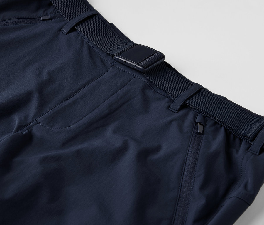 Kemerli bir outdoor pantolonun yakın çekimi