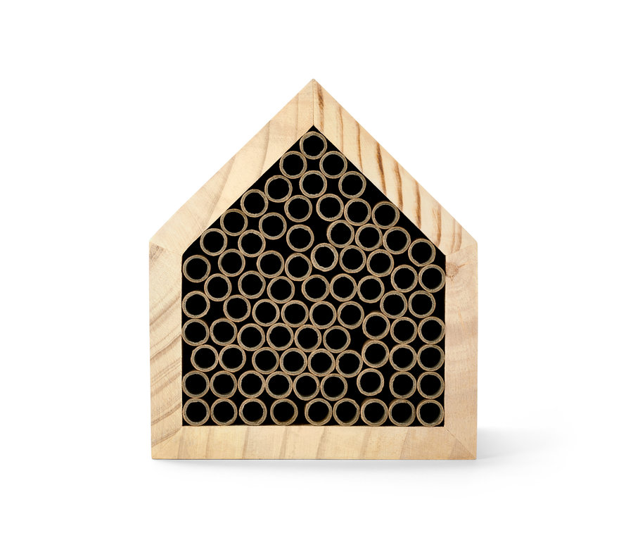 Birçok küçük tüpü olan bir böcek oteli.