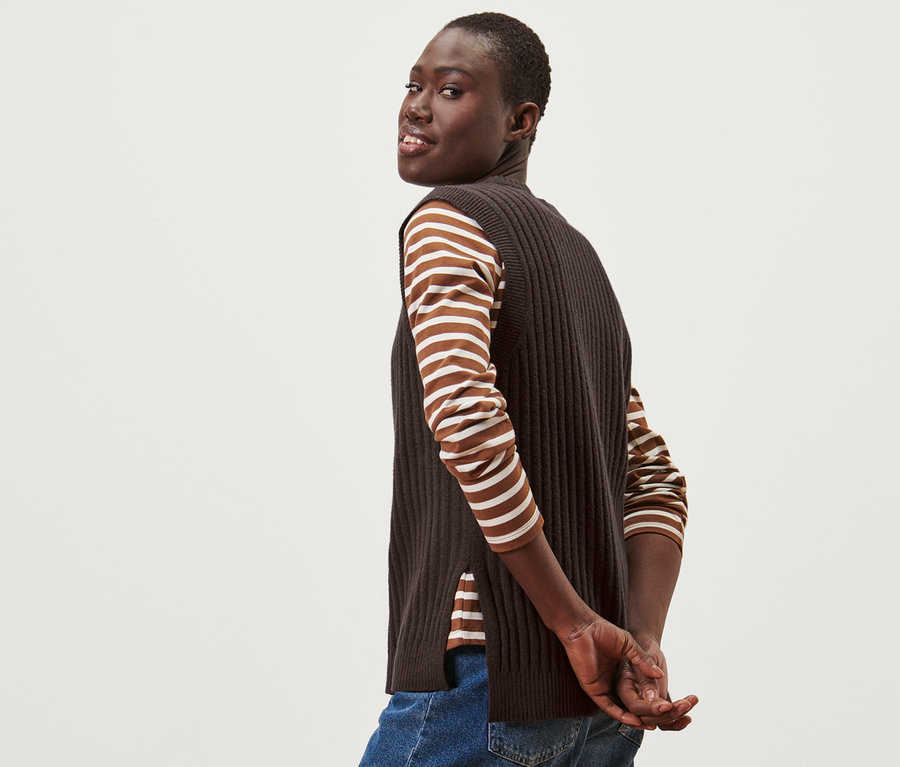 Kadın örgü süveter ile poz veriyor.