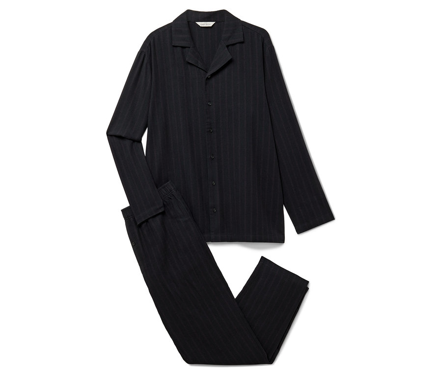 Uzun kollu üst ve pantolondan oluşan çizgili, siyah pijama takımı.