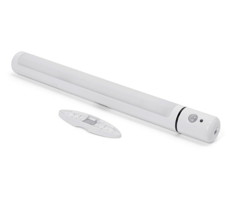 Beyaz bir LED lamba ve uzaktan kumandası beyaz bir zemin üzerinde duruyor.