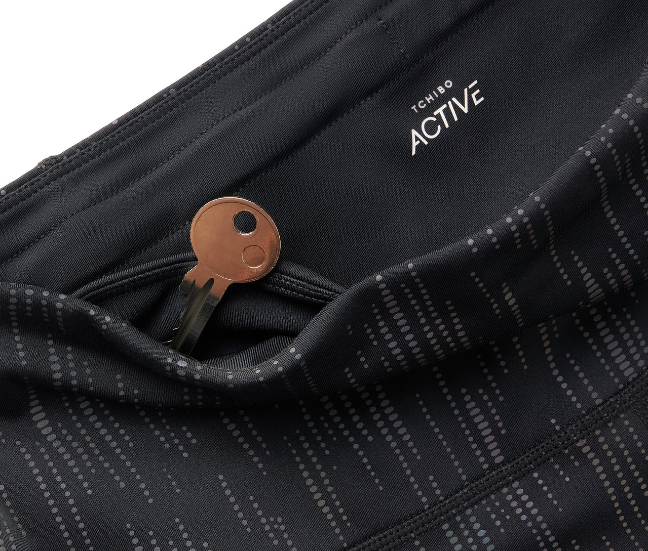 Cebinde anahtar olan siyah bir Tchibo Active tayt detayı.