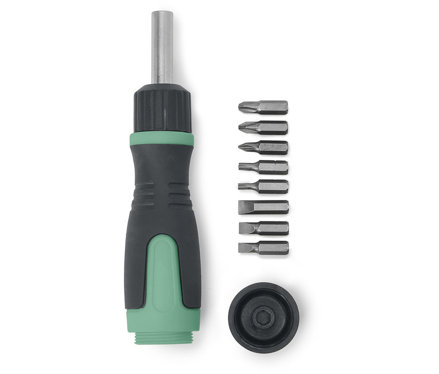 Çeşitli uçlara sahip manyetik cırcırlı tornavida.