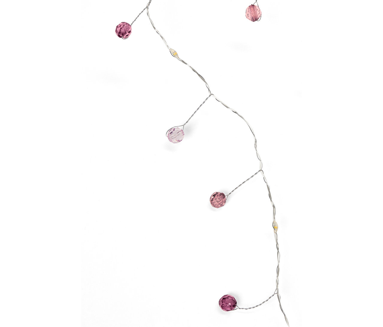 Gümüş tel üzerinde pembe boncuklu dekoratif ışık zinciri.