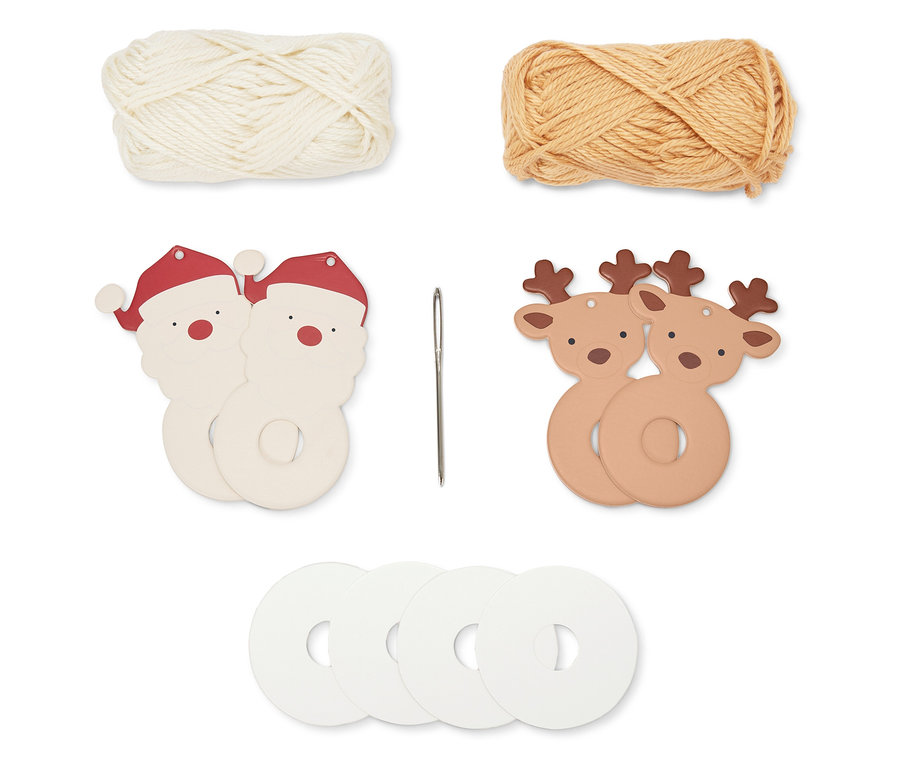 İki yumak iplik, iki Noel Baba süsü, bir iğne, iki ren geyiği süsü ve dört beyaz daire.