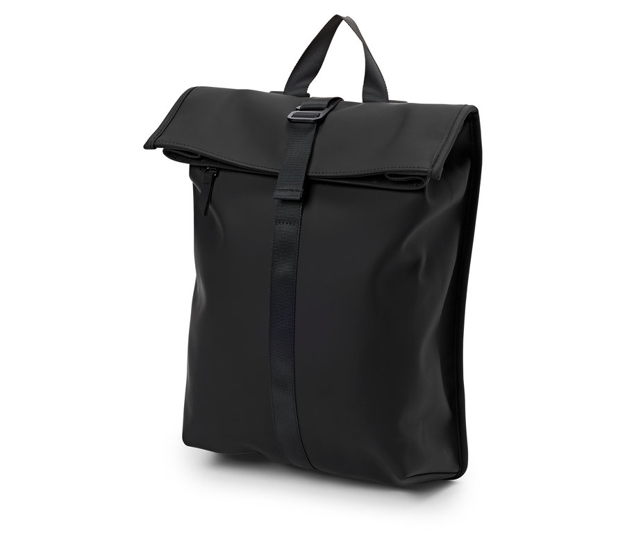 Rulo kapamalı ve tokalı kayışlı siyah sırt çantası.