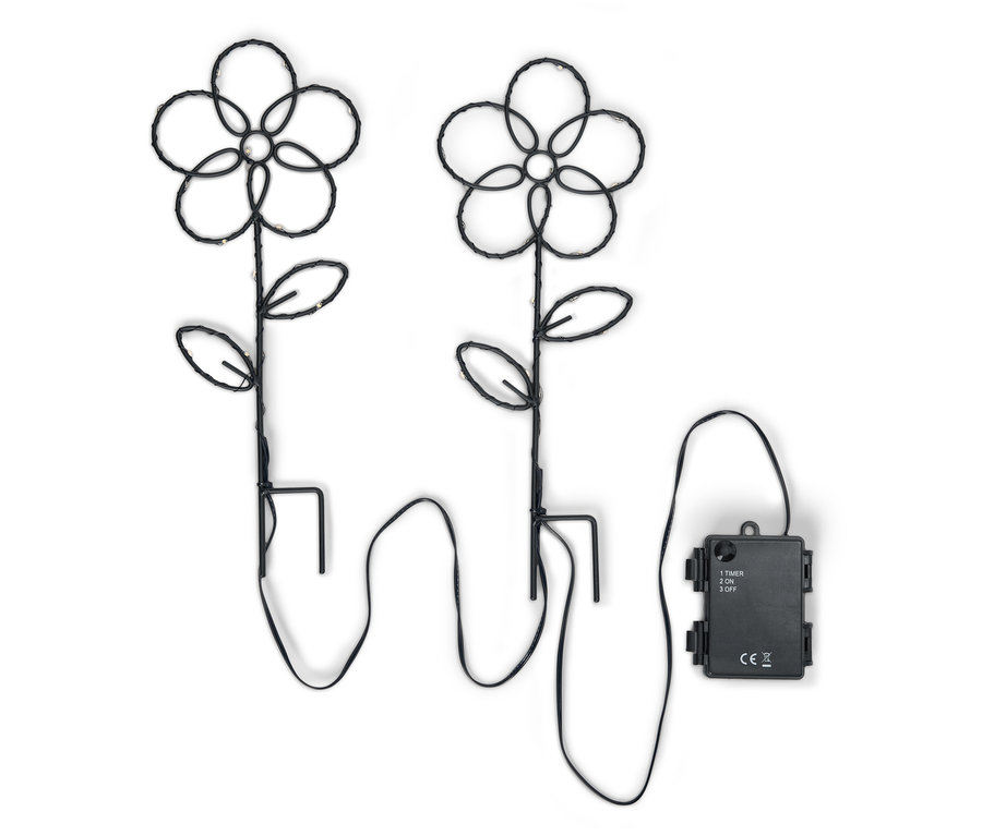 Beyaz bir arka planda LED ışıkları ve pil kutusu olan iki siyah çiçek bahçe lambası.