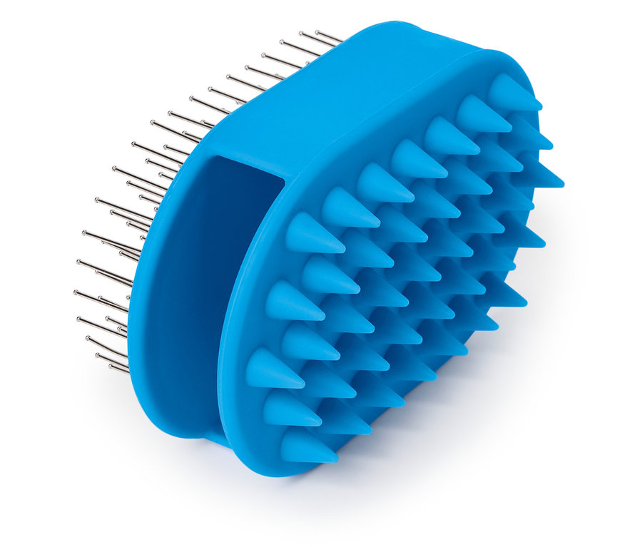 Beyaz bir arka planda kıl ve çıkıntıları olan mavi bir masaj fırçasının yakın çekimi.