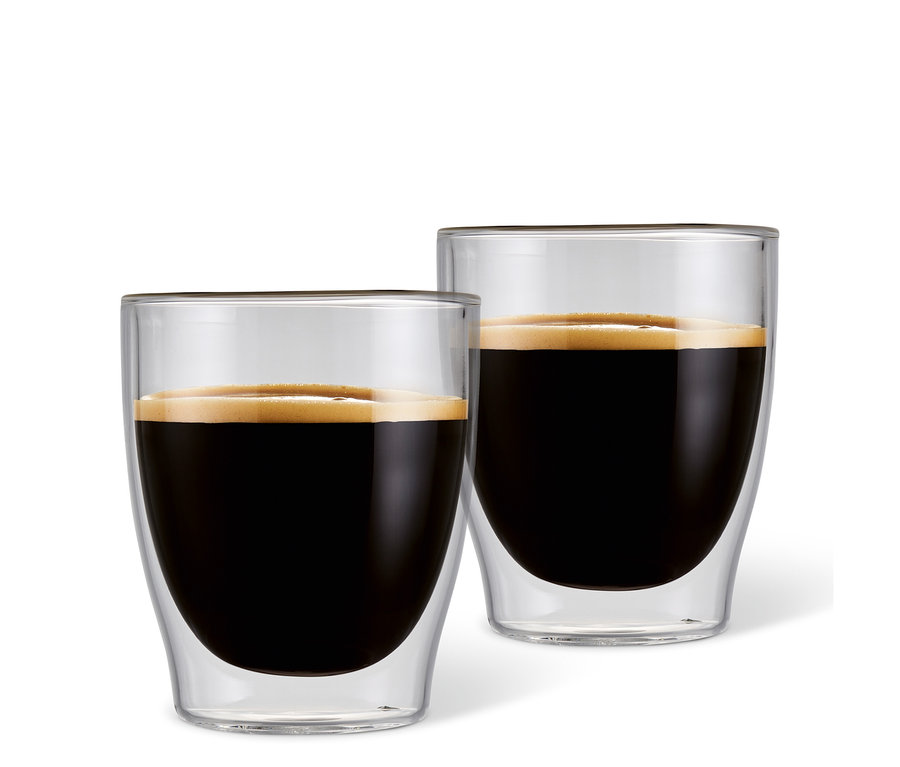 İki adet çift cidarlı espresso bardağı kahveyle dolu.