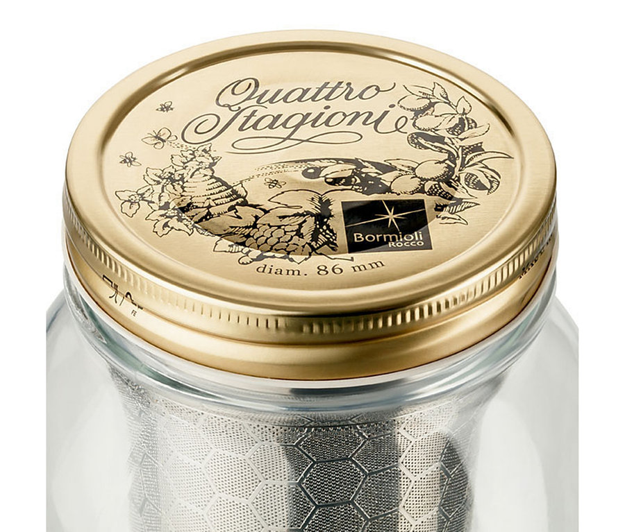 Metal kapaklı soğuk demleme hazırlayıcı "BrewJar" yakın çekim.