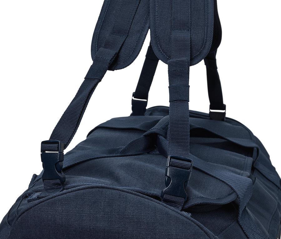 Askıları olan mavi bir seyahat çantası ve sırt çantasının detayı.